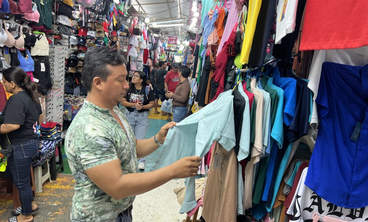Roddy Almache, dijo que las ventas no han sido las mejores. Espera que mejoren este domingo.