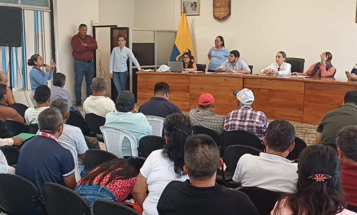 Comuneros exigen mantenimiento vial urgente a la Prefectura de Santo Domingo