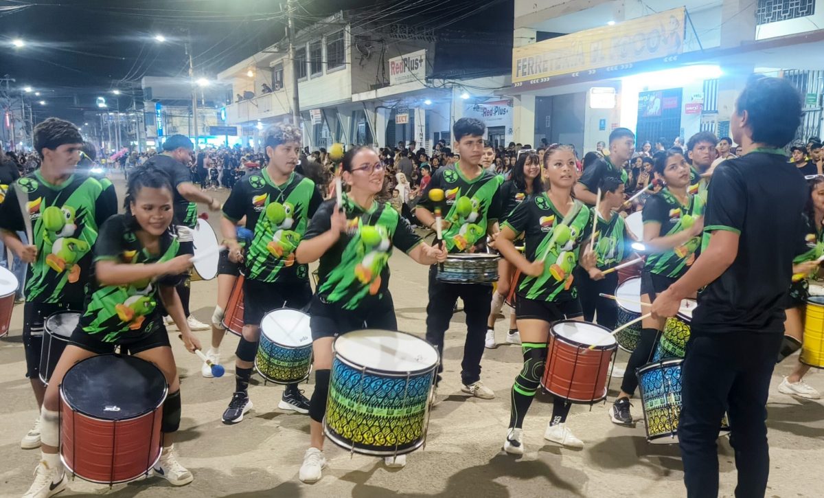 Con un colorido desfile Chone abrió sus fiestas de cantonización.