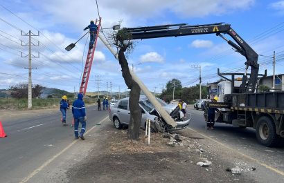 Conductor se estrella contra poste en la vía Portoviejo - Manta; no hubo heridos en este accidente de tránsito