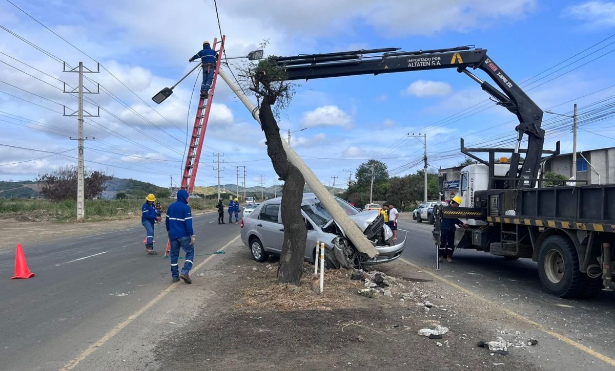 Conductor se estrella contra poste en la vía Portoviejo - Manta; no hubo heridos en este accidente de tránsito