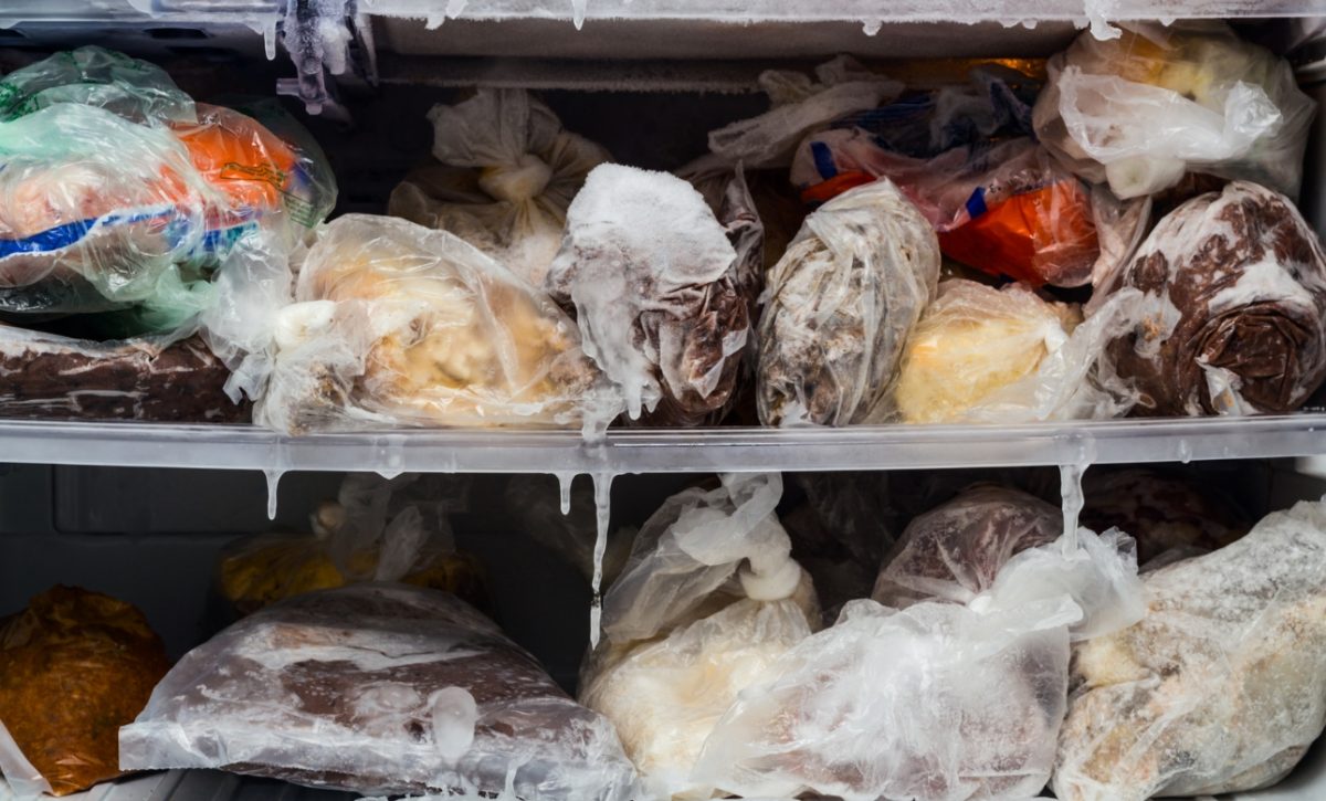 ¿Congelar alimentos realmente mata las bacterias de los alimentos? Esto dice una experta en alimentos