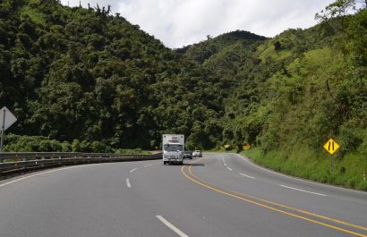 Congestión vehicular en la vía Alóag–Santo Domingo se intensifica por vacaciones escolares