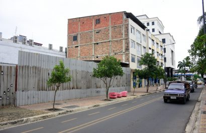 El terreno donde estaba ubicada la  Casa Metalli, queda en la calle Chile entre 10 de Agosto y Córdova.