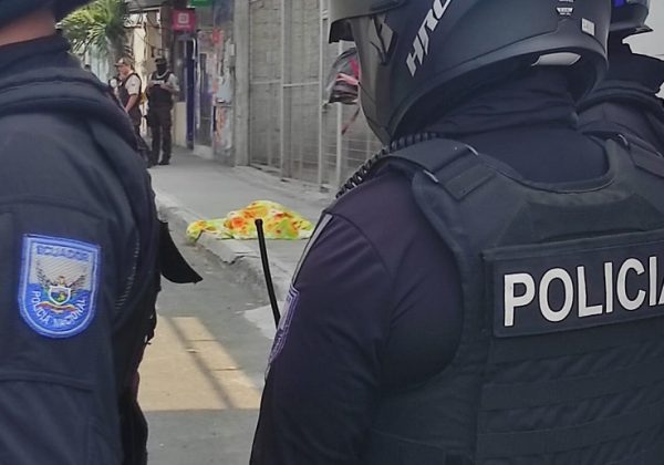 Cuatro personas, dos hombres y dos mujeres, asesinadas a balazos, dejó un ataque armado en el cantón Sucre, en la provincia de Manabí.