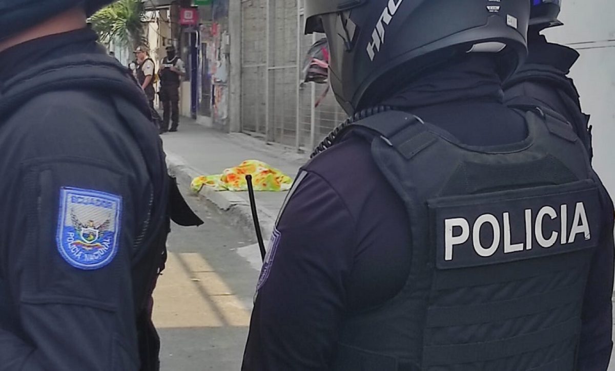 Cuatro personas, dos hombres y dos mujeres, asesinadas a balazos, dejó un ataque armado en el cantón Sucre, en la provincia de Manabí.