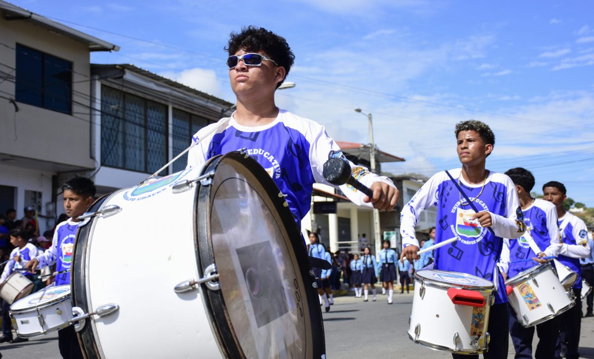 A pesar del fuerte sol, los estudiantes brindaron un espectáculo en el desfile que se realizó en Crucita.
