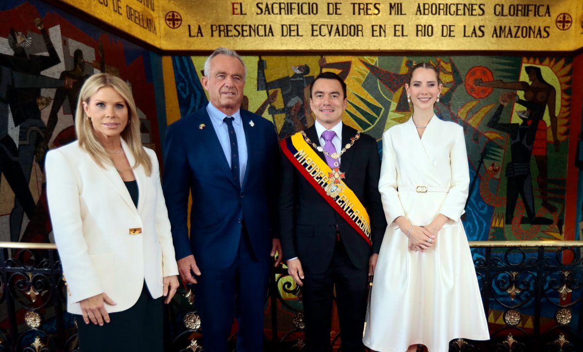 El Secretario de Salud de Estados Unidos, Robert F. Kennedy, junto a Daniel Noboa y su esposa Lavinia Valbonesi.