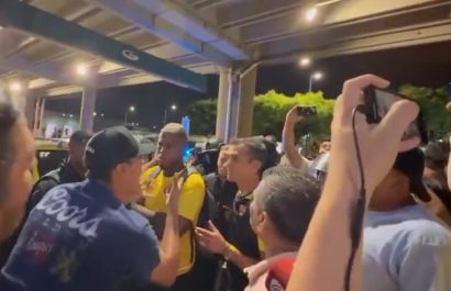 Decenas de hinchas de Barcelona SC, identificados con la barra Sur Oscura, increparon a jugadores y cuerpo técnico del equipo en el aeropuerto de Guayaquil.