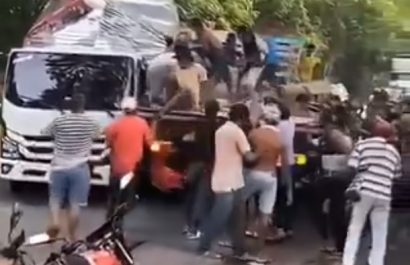 Decenas de pobladores del sector Juan Arias, en Magangué, Bolívar, saquearon un camión que transportaba electrodomésticos.