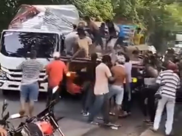 Decenas de pobladores del sector Juan Arias, en Magangué, Bolívar, saquearon un camión que transportaba electrodomésticos.