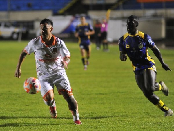Delfín SC logró una victoria clave al derrotar 1-0 a Libertad en el estadio Reina del Cisne, en Loja.