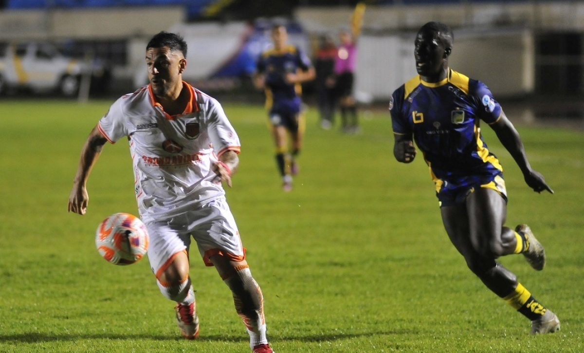 Delfín SC logró una victoria clave al derrotar 1-0 a Libertad en el estadio Reina del Cisne, en Loja.