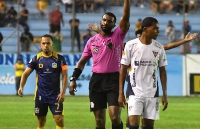Jugadores de Delfín SC denuncian falta de respeto del árbitro Lenin Quiñónez.
