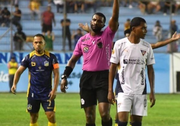 Jugadores de Delfín SC denuncian falta de respeto del árbitro Lenin Quiñónez.
