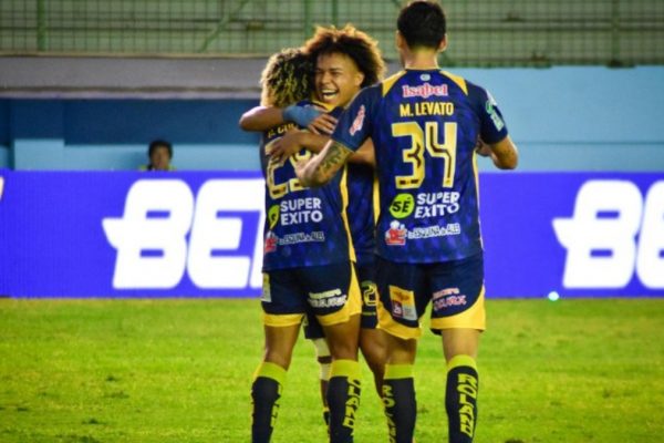 Delfín derrotó 3-1 a Mushuc Runa en el estadio Jocay de Manta, los 'Cetáceos' suman seis fechas sin derrotas. (Delfín SC).