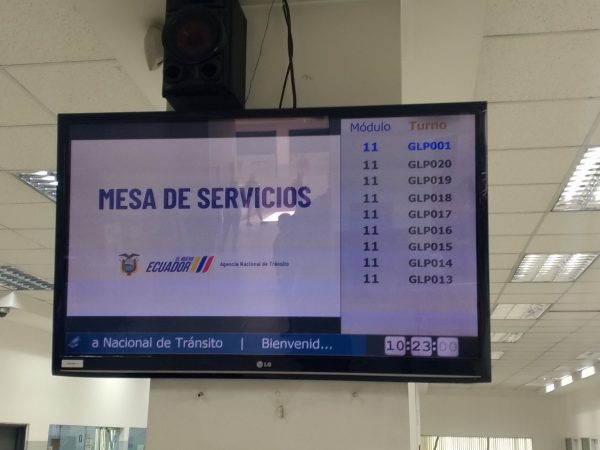 Denuncias por atención deficiente en la ANT Quito usuarios reportan caos y largas esperas