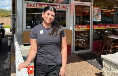 Desde su puesto de trabajo, Maripaz Cedeño comparte un pedazo de su identidad ecuatoriana en el restaurante Mi Apa Latin Café, punto de encuentro de la comunidad migrante. (Kike Perdomo)