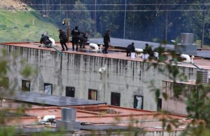 Detienen-a-tres-policias-al-ingresar-armas-a-la-carcel-de-Turi-2