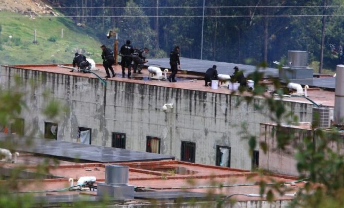 Detienen-a-tres-policias-al-ingresar-armas-a-la-carcel-de-Turi-2
