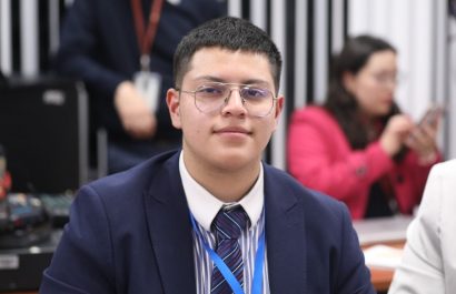 Dominique Serrano, el asambleísta más joven de la historia de Ecuador, trabaja en la Asamblea Nacional junto a varios familiares. (AN).