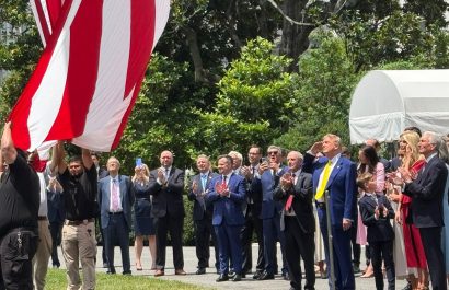 Donald Trump supervisa izado de banderas monumentales en la residencia presidencial.
