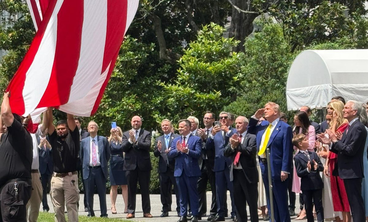 Donald Trump supervisa izado de banderas monumentales en la residencia presidencial.