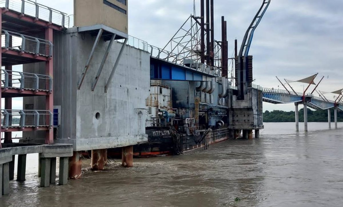 Dos-barcazas-abandonadas-chocaron-con-el-puente-que-une-Duran-con-la-Isla-Santay