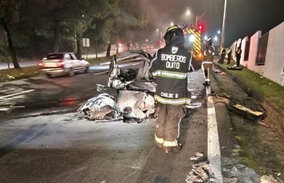 Dos cadáveres incinerados quedaron dentro de un vehículo liviano tras un accidente de tránsito en la avenida Simón Bolívar, norte de Quito.