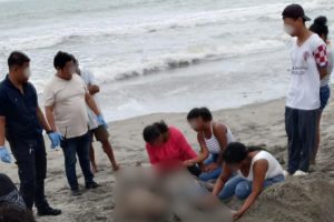 Dos estudiantes de colegio aparecieron enterrados en una playa del cantón Pedernales, provincia de Manabí.