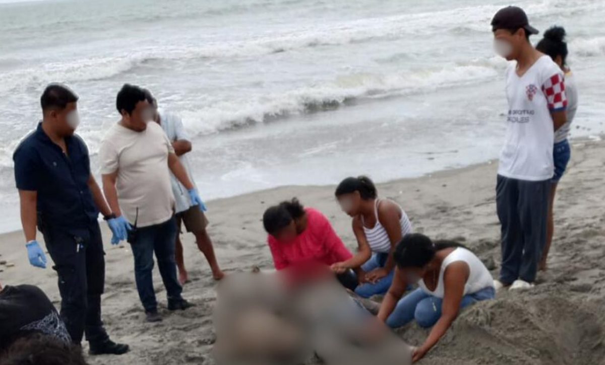 Dos estudiantes de colegio aparecieron enterrados en una playa del cantón Pedernales, provincia de Manabí.