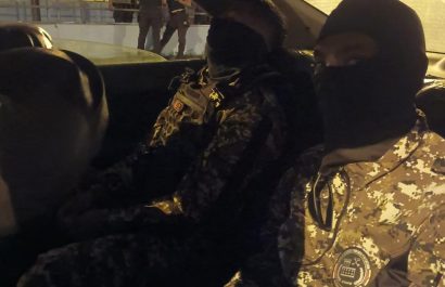 Dos guías carcelarios de la Penitenciaría del Litoral, en Guayaquil, quedaron detenidos tras ser sorprendidos con objetos prohibidos y en actitud sospechosa.