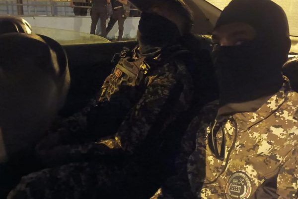 Dos guías carcelarios de la Penitenciaría del Litoral, en Guayaquil, quedaron detenidos tras ser sorprendidos con objetos prohibidos y en actitud sospechosa.