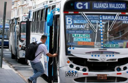 Dos hombres, de 21 y 50 años, resultaron asesinados a balazos dentro de un bus de servicio urbano en Guayaquil.