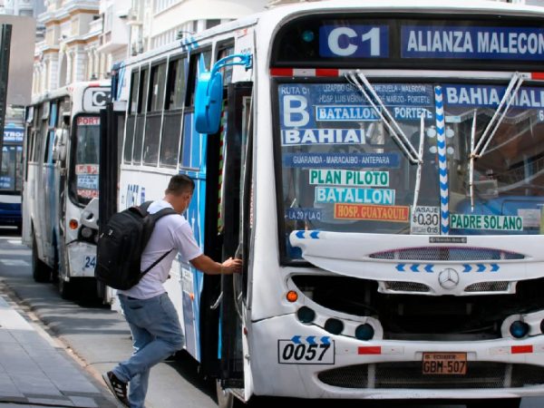 Dos hombres, de 21 y 50 años, resultaron asesinados a balazos dentro de un bus de servicio urbano en Guayaquil.