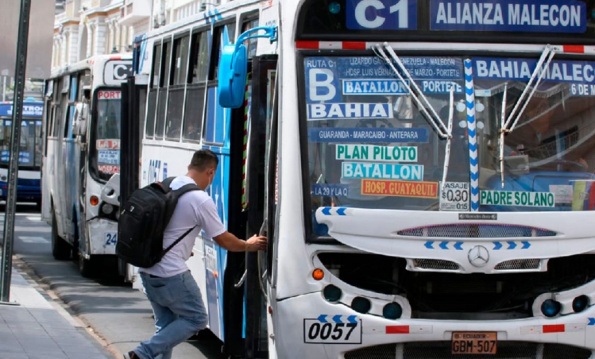 Dos hombres, de 21 y 50 años, resultaron asesinados a balazos dentro de un bus de servicio urbano en Guayaquil.