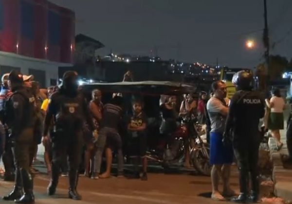 Dos hombres, quienes eran ocupantes de una tricimoto, resultaron asesinados tras un violento ataque armado registrado en el norte de Guayaquil.