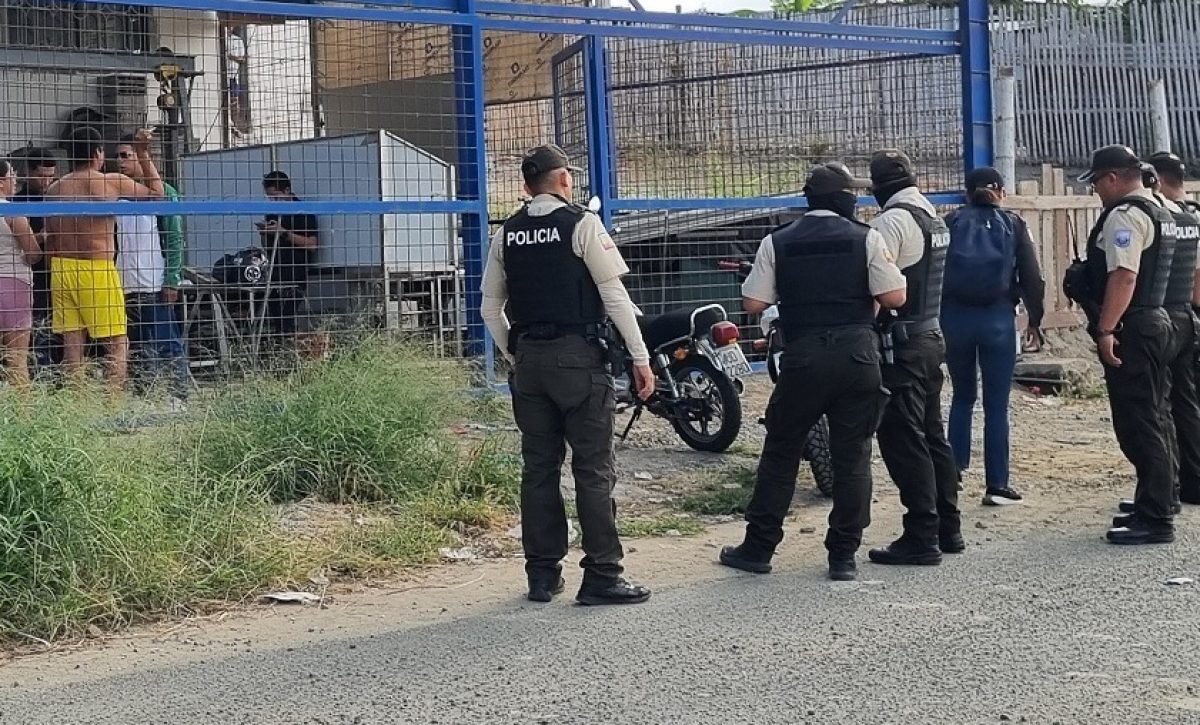 Dos trabajadores de un taller baleados dejó un ataque armado perpetrado por sicarios en motocicleta. Las víctimas estaban en el patio de una vivienda