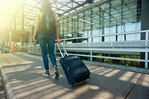 EE.UU. impulsa programa de “autodeportación” con incentivos económicos, pasajes gratis para inmigrantes ilegales y posibilidad de reingreso legal