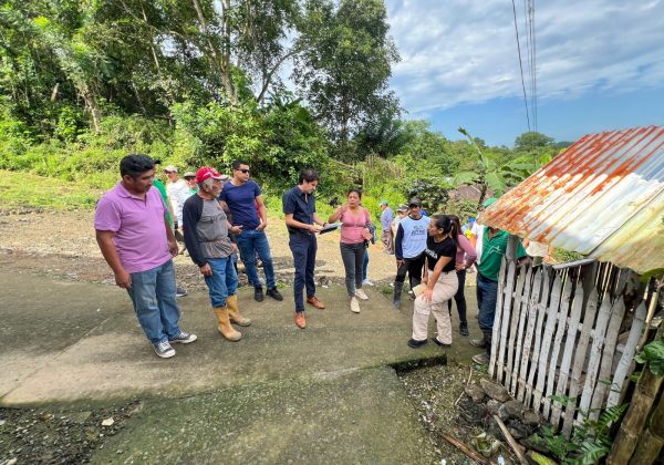 Funcionarios del Municipio de Jipijapa realizaron un recorrido con habitantes de la parroquia El Anegado.