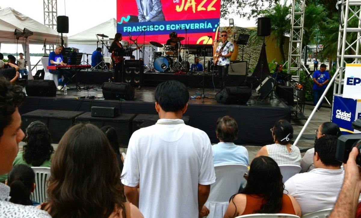 Más de 2.000 personas acudieron a la feria en Puerto Santa Ana, donde ofrecieron productos y música en vivo con apoyo de ÉPICO.