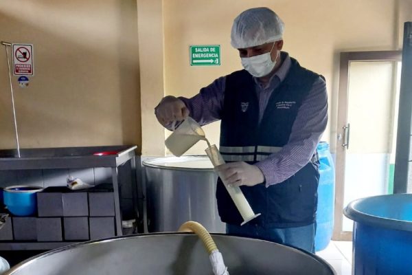 Ecuador exporta 19 mil litros de leche a El Salvador, este lote saldrá este miércoles desde un puerto de Guayaquil. (Agrocalidad).