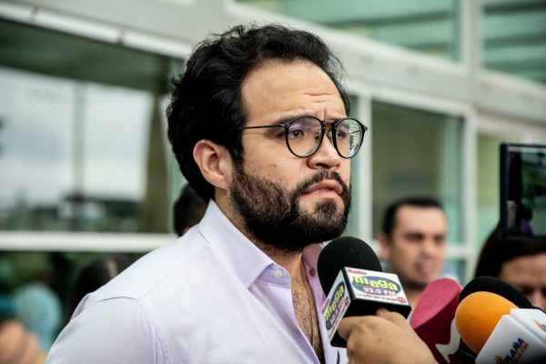 Édgar Lama destapa redes de corrupción que dominan el sistema de salud en Ecuador desde hace más de una década