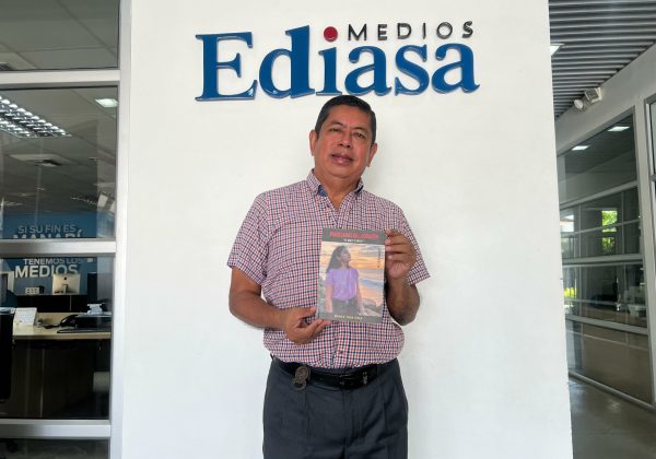 Edgar Toala muestra su nuevo libro,  "Pincelada del Corazón".