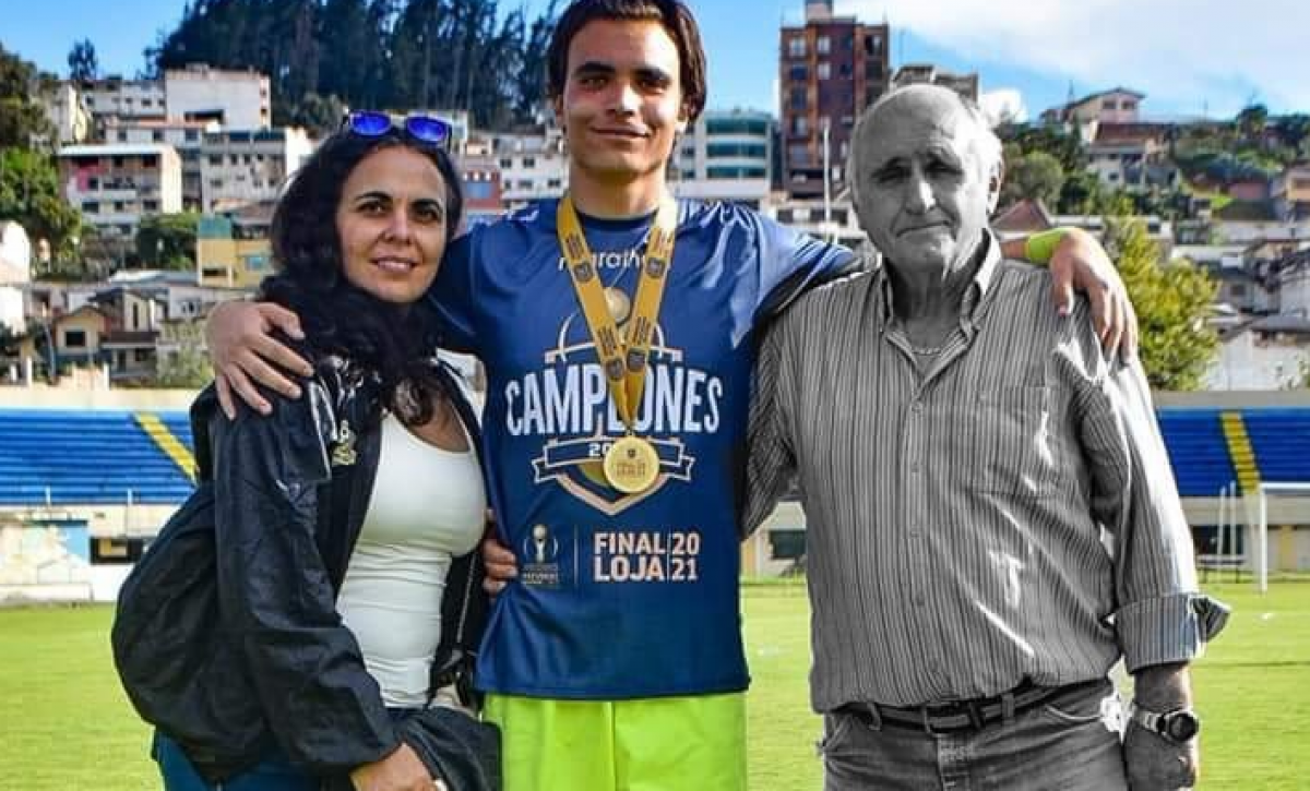 Eduardo Bores Jr. junto a sus padres, tras conseguir el ascenso en el 2021 con Libertad.
