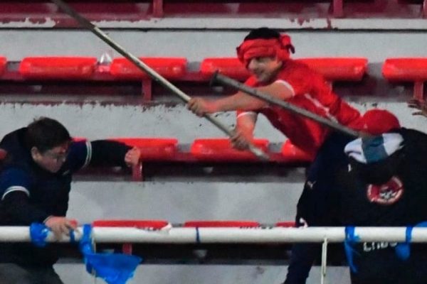 El Club Atlético Independiente, de Argentina, identificó y expulsó a 25 hinchas implicados en actos de violencia contra seguidores de la Universidad de Chile.
