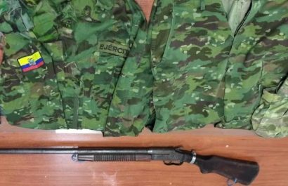 El Ejército Ecuatoriano descubrió armamento junto a uniformes policiales y militares durante un operativo antidelincuencial.