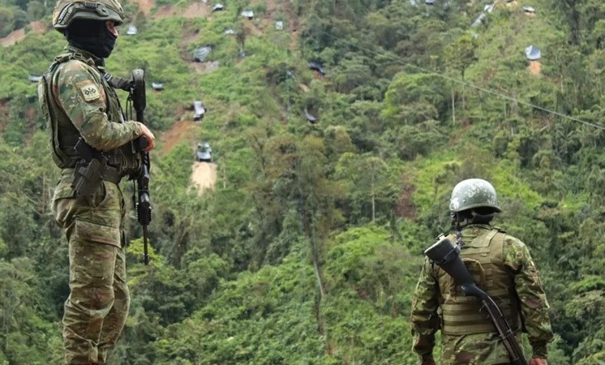 El Ejército ecuatoriano abrió dos frentes de investigación para determinar si una fuga de información permitió la emboscada que dejó once militares asesinados.