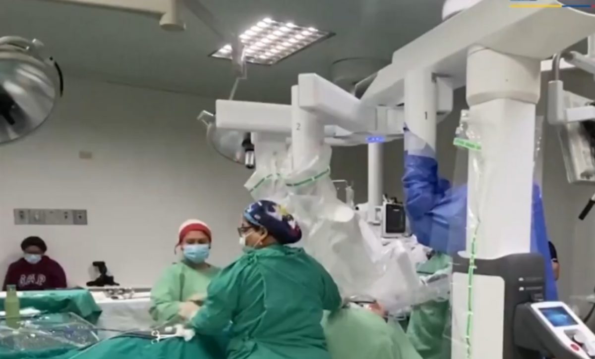 El IESS realiza la primera cirugía de tiroides con asistencia de robot Da Vinci, el procedimiento no implica cicatrices. (IESS).