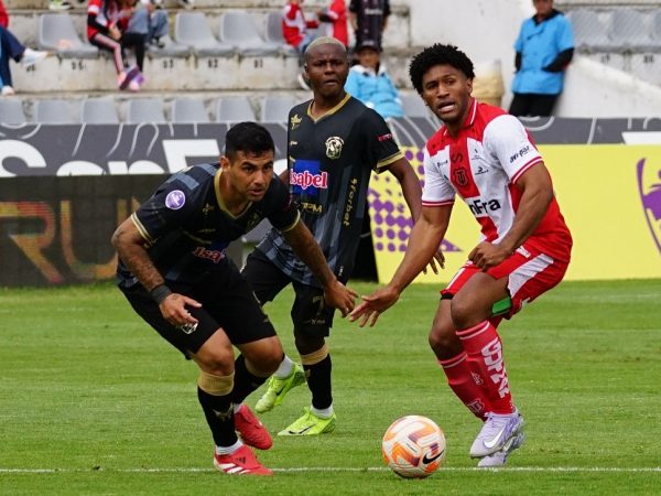 El Manta FC sufrió una nueva derrota, la sexta consecutiva, al caer 3-1 frente a Técnico Universitario este domingo